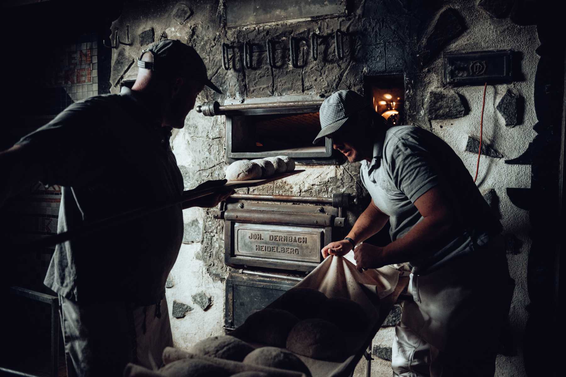 Traditionelle Brotbackkunst der Holzofenbäckerei Schroth